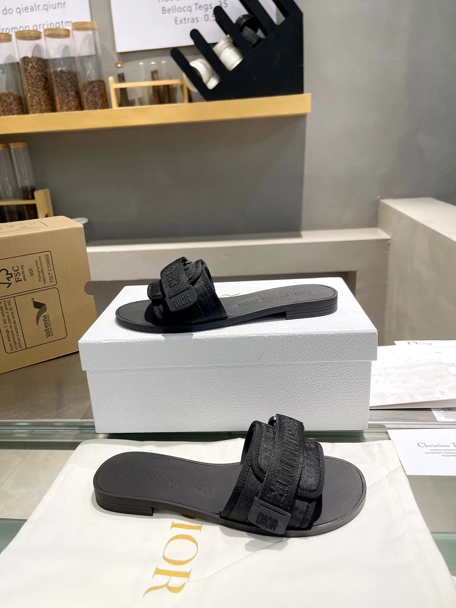 👟👟Ex-factory price 360👟👟 Women's Shoes Women's Clothing Women's Shoes Factory Dior Dior 2024 latest Velcro buckle sandals series new colors! Perfect reproduction of the original version. The most popular color matching fabrics. Super layered. Original high-end molded T👟👟 ex-factory price U outsole (not ordinary rubber) is very comfortable and easy to walk. The upper materials are all original customized, 3D electric embroidery three-dimensional cloth surface. Very versatile. A must-have for lazy people in summer, sizes 35-39 (40 41 42 customized)